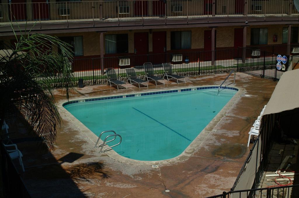 Best Economy Inn & Suites Bakersfield Bagian luar foto