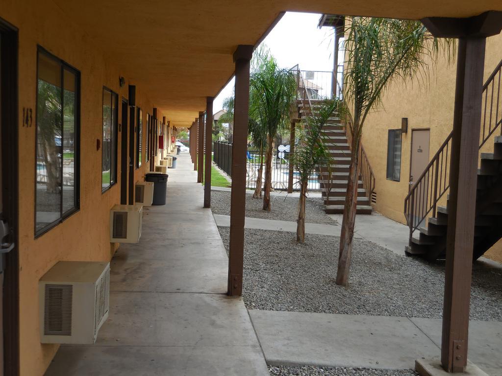 Best Economy Inn & Suites Bakersfield Bagian luar foto
