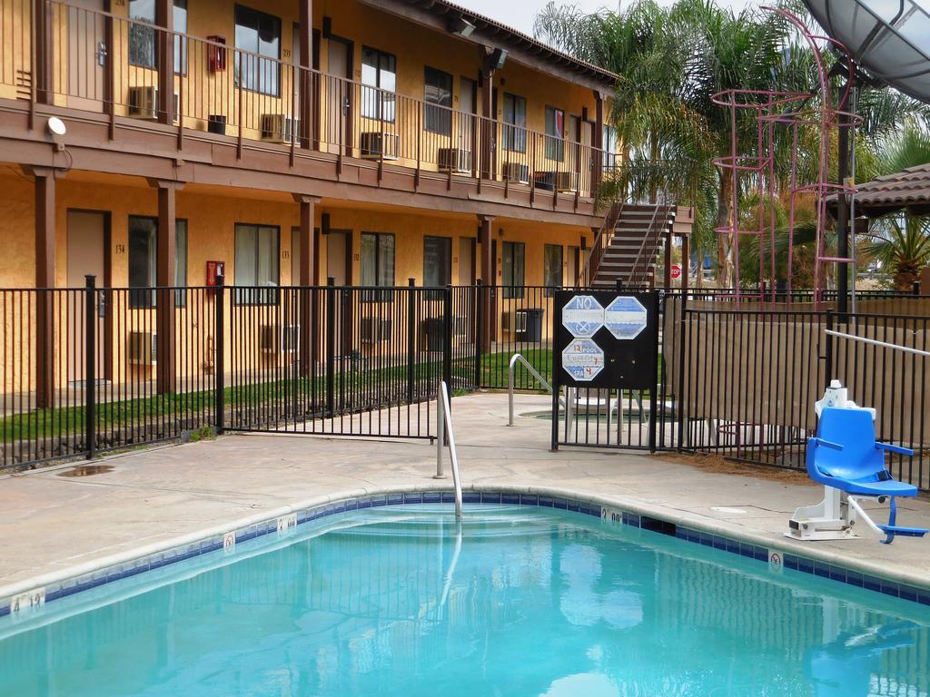 Best Economy Inn & Suites Bakersfield Bagian luar foto