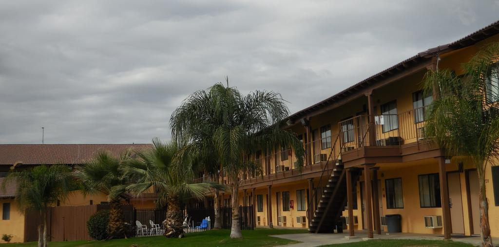Best Economy Inn & Suites Bakersfield Bagian luar foto