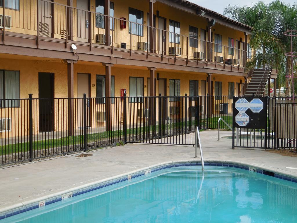 Best Economy Inn & Suites Bakersfield Bagian luar foto