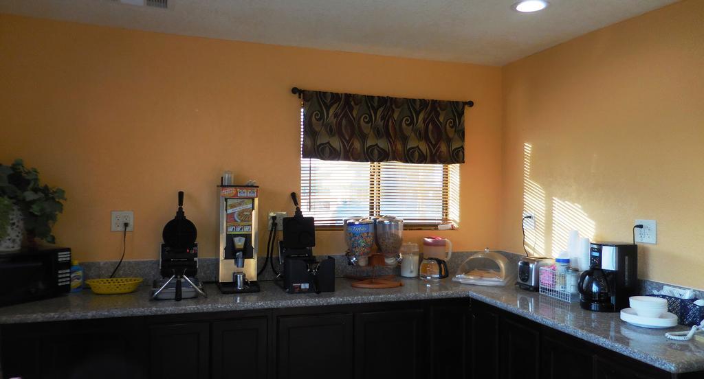 Best Economy Inn & Suites Bakersfield Bagian luar foto