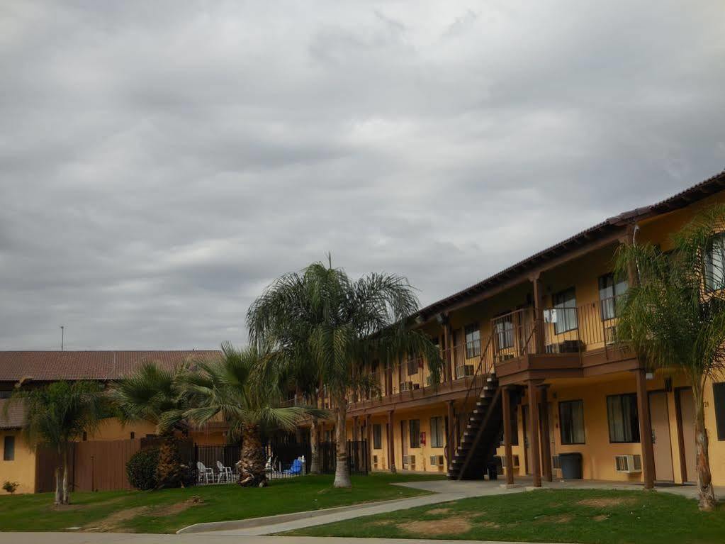 Best Economy Inn & Suites Bakersfield Bagian luar foto