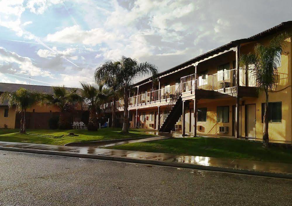 Best Economy Inn & Suites Bakersfield Bagian luar foto