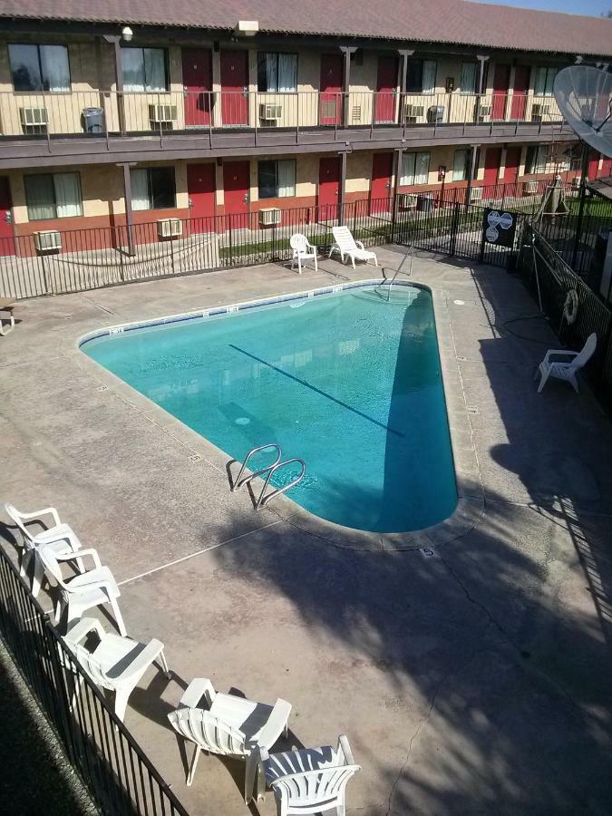 Best Economy Inn & Suites Bakersfield Bagian luar foto